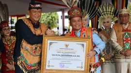 Gubernur Kalteng H. Agustiar Sabran menyerahkan langsung penghargaan kepada Kapolda Kalteng, Irjen Pol Iwan Kurniawan, atas keberhasilan jajarannya dalam mengungkap kasus narkoba di wilayah Lamandau, usai pelaksanaan upacara HUT Kalteng ke-68, di Halaman Kantor Gubernur, Jumat (23/5/2025).