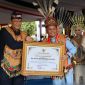 Gubernur Kalteng H. Agustiar Sabran menyerahkan langsung penghargaan kepada Kapolda Kalteng, Irjen Pol Iwan Kurniawan, atas keberhasilan jajarannya dalam mengungkap kasus narkoba di wilayah Lamandau, usai pelaksanaan upacara HUT Kalteng ke-68, di Halaman Kantor Gubernur, Jumat (23/5/2025).