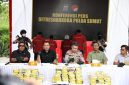 Jumpa Pers pengungkapan kasus narkoba di Komplek Tasbih, Medan, Sabtu (17/5/2025), dipimpin Direktur Resnarkoba Polda Sumut Kombes Pol Jean Calvijn Simanjuntak bersama Kabid Humas Kombes Pol Ferry Walintukan dan Wadirresnarkoba. (Humas PMJ)