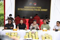 Jumpa Pers pengungkapan kasus narkoba di Komplek Tasbih, Medan, Sabtu (17/5/2025), dipimpin Direktur Resnarkoba Polda Sumut Kombes Pol Jean Calvijn Simanjuntak bersama Kabid Humas Kombes Pol Ferry Walintukan dan Wadirresnarkoba. (Humas PMJ)