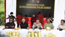 Jumpa Pers pengungkapan kasus narkoba di Komplek Tasbih, Medan, Sabtu (17/5/2025), dipimpin Direktur Resnarkoba Polda Sumut Kombes Pol Jean Calvijn Simanjuntak bersama Kabid Humas Kombes Pol Ferry Walintukan dan Wadirresnarkoba. (Humas PMJ)
