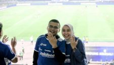 LAMARAN DI GBLA - Maula Akbar Mulyadi Putra, anak Gubernur Jawa Barat Dedi Mulyadi melamar Wakil Bupati Garut Putri Karlina di tengah euforia kemenangan Persib Bandung di Stadion GBLA, Jumat (9/5/2025). Terungkap sosok Mula Akbar yang viral melamar putri Kapolda Metro Jaya. 


