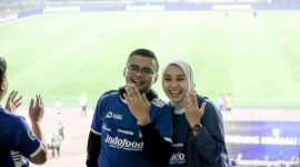 LAMARAN DI GBLA - Maula Akbar Mulyadi Putra, anak Gubernur Jawa Barat Dedi Mulyadi melamar Wakil Bupati Garut Putri Karlina di tengah euforia kemenangan Persib Bandung di Stadion GBLA, Jumat (9/5/2025). Terungkap sosok Mula Akbar yang viral melamar putri Kapolda Metro Jaya. 


