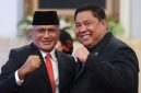 Kepala Badan Narkotika Nasional (BNN), Irjen Pol Marthinus Hukom (kiri), bersama mantan Kepala BNN, Komjen Pol Petrus R Golose (kanan) usai pelantikan di Istana Negara, Jakarta, Jumat (8/12/2023) (Antara)