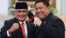 Kepala Badan Narkotika Nasional (BNN), Irjen Pol Marthinus Hukom (kiri), bersama mantan Kepala BNN, Komjen Pol Petrus R Golose (kanan) usai pelantikan di Istana Negara, Jakarta, Jumat (8/12/2023) (Antara)