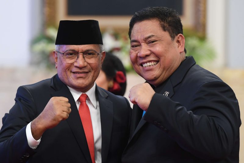 Kepala Badan Narkotika Nasional (BNN), Irjen Pol Marthinus Hukom (kiri), bersama mantan Kepala BNN, Komjen Pol Petrus R Golose (kanan) usai pelantikan di Istana Negara, Jakarta, Jumat (8/12/2023) (Antara)