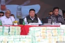 Menteri Koordinator Bidang Politik dan Keamanan (Menko Polkam) Budi Gunawan (Tengah) Kepala BNN Martinus Hukom (kiri) dan KSAL Laksamana TNI Muhammad Ali (kanan) saat jumpa pers pemusnahan narkoba seberat dua ton di Batam, Kamis (12/6/2025) (Humas Kemenko Polkam)