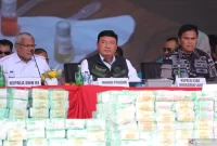 Menteri Koordinator Bidang Politik dan Keamanan (Menko Polkam) Budi Gunawan (Tengah) Kepala BNN Martinus Hukom (kiri) dan KSAL Laksamana TNI Muhammad Ali (kanan) saat jumpa pers pemusnahan narkoba seberat dua ton di Batam, Kamis (12/6/2025) (Humas Kemenko Polkam)