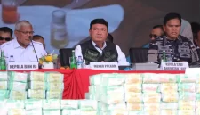 Menteri Koordinator Bidang Politik dan Keamanan (Menko Polkam) Budi Gunawan (Tengah) Kepala BNN Martinus Hukom (kiri) dan KSAL Laksamana TNI Muhammad Ali (kanan) saat jumpa pers pemusnahan narkoba seberat dua ton di Batam, Kamis (12/6/2025) (Humas Kemenko Polkam)