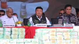 Menteri Koordinator Bidang Politik dan Keamanan (Menko Polkam) Budi Gunawan (Tengah) Kepala BNN Martinus Hukom (kiri) dan KSAL Laksamana TNI Muhammad Ali (kanan) saat jumpa pers pemusnahan narkoba seberat dua ton di Batam, Kamis (12/6/2025) (Humas Kemenko Polkam)
