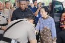 Momen Kapolri Jenderal Listyo Sigit Prabowo mencium tangan Ketua Umum PDIP Megawati Soekarnoputri saat bertemu di kediaman Mery Hoegeng, Depok, Jawa Barat, Senin (23/6/2025).Foto/Dok. SN

Artikel ini telah diterbitkan di halaman SINDOnews.com pada Senin, 23 Juni 2025 - 

