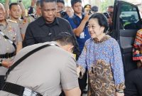 Momen Kapolri Jenderal Listyo Sigit Prabowo mencium tangan Ketua Umum PDIP Megawati Soekarnoputri saat bertemu di kediaman Mery Hoegeng, Depok, Jawa Barat, Senin (23/6/2025).Foto/Dok. SN

Artikel ini telah diterbitkan di halaman SINDOnews.com pada Senin, 23 Juni 2025 - 

