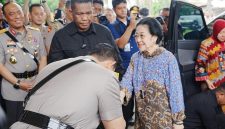 Momen Kapolri Jenderal Listyo Sigit Prabowo mencium tangan Ketua Umum PDIP Megawati Soekarnoputri saat bertemu di kediaman Mery Hoegeng, Depok, Jawa Barat, Senin (23/6/2025).Foto/Dok. SN

Artikel ini telah diterbitkan di halaman SINDOnews.com pada Senin, 23 Juni 2025 - 

