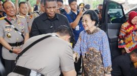 Momen Kapolri Jenderal Listyo Sigit Prabowo mencium tangan Ketua Umum PDIP Megawati Soekarnoputri saat bertemu di kediaman Mery Hoegeng, Depok, Jawa Barat, Senin (23/6/2025).Foto/Dok. SN

Artikel ini telah diterbitkan di halaman SINDOnews.com pada Senin, 23 Juni 2025 - 

