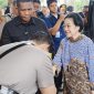 Momen Kapolri Jenderal Listyo Sigit Prabowo mencium tangan Ketua Umum PDIP Megawati Soekarnoputri saat bertemu di kediaman Mery Hoegeng, Depok, Jawa Barat, Senin (23/6/2025).Foto/Dok. SN

Artikel ini telah diterbitkan di halaman SINDOnews.com pada Senin, 23 Juni 2025 - 

