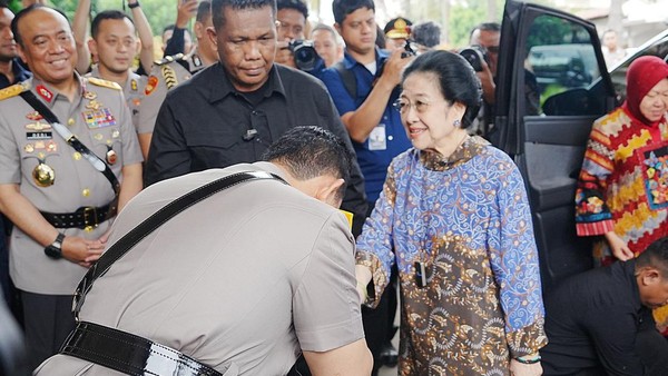 Momen Kapolri Jenderal Listyo Sigit Prabowo mencium tangan Ketua Umum PDIP Megawati Soekarnoputri saat bertemu di kediaman Mery Hoegeng, Depok, Jawa Barat, Senin (23/6/2025).Foto/Dok. SN

Artikel ini telah diterbitkan di halaman SINDOnews.com pada Senin, 23 Juni 2025 - 

