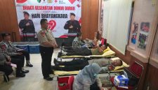 Aksi Kemanusiaan: Satuan Brimob Polda Metro Jaya menggelar kegiatan bakti kesehatan berupa donor darah yang melibatkan personel dari seluruh jajarandi Poliklinik Bhayangkara Brimob Polda Metro Jaya, Kamis, 19 Juni 2025 (Humas PMJ)