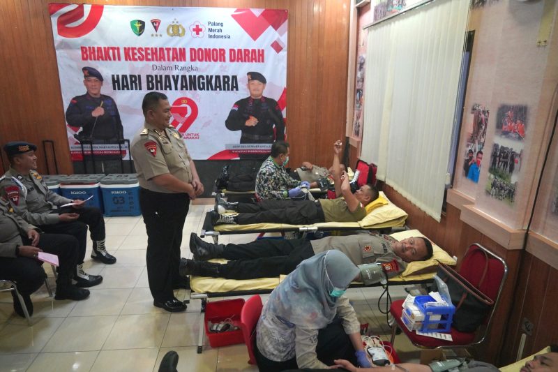 Aksi Kemanusiaan: Satuan Brimob Polda Metro Jaya menggelar kegiatan bakti kesehatan berupa donor darah yang melibatkan personel dari seluruh jajarandi Poliklinik Bhayangkara Brimob Polda Metro Jaya, Kamis, 19 Juni 2025 (Humas PMJ)