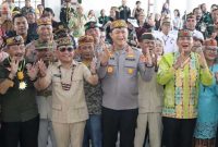 Kapolda Kalteng Irjen Pol Iwan Kurniawan bersama Gubernur Kalteng, H. Agustia Sabran, saat menghadiri peringatan Hari Ulang Tahun (HUT) ke-15 Gerdayak (Humas Polda)