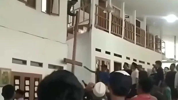 Foto tangkapan layar video pengerusakan tempat beribadah di Sukabumi, Jawa Barat