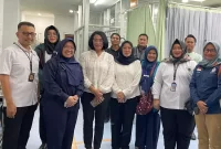 Direktur Tindak Pidana PPA-PPO Bareskrim Polri Brigjen Pol. Nurul Azizah (keempat dari kiri) menjenguk anak korban penganiayaan di RSUD Kebayoran Lama, Jakarta Selatan, Rabu (11/6/2025). Humas Polri