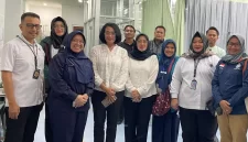 Direktur Tindak Pidana PPA-PPO Bareskrim Polri Brigjen Pol. Nurul Azizah (keempat dari kiri) menjenguk anak korban penganiayaan di RSUD Kebayoran Lama, Jakarta Selatan, Rabu (11/6/2025). Humas Polri