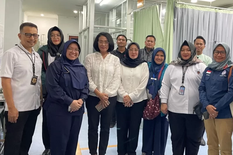 Direktur Tindak Pidana PPA-PPO Bareskrim Polri Brigjen Pol. Nurul Azizah (keempat dari kiri) menjenguk anak korban penganiayaan di RSUD Kebayoran Lama, Jakarta Selatan, Rabu (11/6/2025). Humas Polri