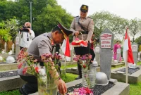 Kapolri Tabur Bunga