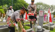 Kapolri Tabur Bunga