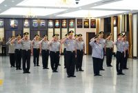Belasan pati Polri mendapat kenaikan pangkat satu tingkat lebih tinggi. Termasuk seorang pati yang naik pangkat dari irjen menjadi komjen. (Polri)
