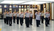 Belasan pati Polri mendapat kenaikan pangkat satu tingkat lebih tinggi. Termasuk seorang pati yang naik pangkat dari irjen menjadi komjen. (Polri)

