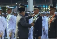 Presiden Prabowo menyematkan tanda pangkat pada bahu penerima Bintang Adhi Makayasa pada Upacara Prasetya perwira TNI dan Polri tahun 2025 di Istana Merdeka, Jakarta, Rabu (23/7/2025) [ANTARA]