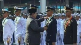 Presiden Prabowo menyematkan tanda pangkat pada bahu penerima Bintang Adhi Makayasa pada Upacara Prasetya perwira TNI dan Polri tahun 2025 di Istana Merdeka, Jakarta, Rabu (23/7/2025) [ANTARA]