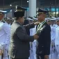Presiden Prabowo menyematkan tanda pangkat pada bahu penerima Bintang Adhi Makayasa pada Upacara Prasetya perwira TNI dan Polri tahun 2025 di Istana Merdeka, Jakarta, Rabu (23/7/2025) [ANTARA]