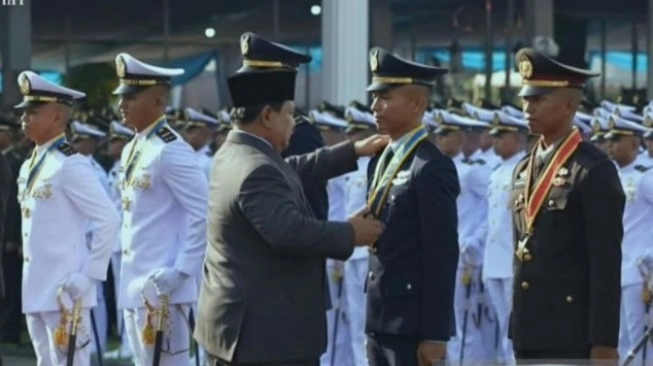 Presiden Prabowo menyematkan tanda pangkat pada bahu penerima Bintang Adhi Makayasa pada Upacara Prasetya perwira TNI dan Polri tahun 2025 di Istana Merdeka, Jakarta, Rabu (23/7/2025) [ANTARA]