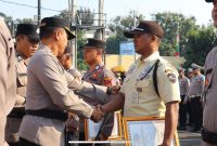Kapolres Metro Depok, Kombes Pol Abdul Waras saat memberikan penghargaan. Foto : Humas Polres Depok

