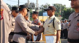 Kapolres Metro Depok, Kombes Pol Abdul Waras saat memberikan penghargaan. Foto : Humas Polres Depok

