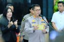 Direktorat Tindak Pidana Siber Bareskrim Polri menggelar doorstop di Lobby Awaloedin Djamin, Gedung Bareskrim Polri, Rabu (20/8/2025) pukul 14.30 WIB. Kegiatan ini membahas hasil pemeriksaan DNA terkait perkara dugaan tindak pidana manipulasi dokumen dan informasi elektronik yang melibatkan pelapor berinisial RK dan saksi LM. (Humas Polri)