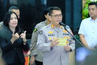 Direktorat Tindak Pidana Siber Bareskrim Polri menggelar doorstop di Lobby Awaloedin Djamin, Gedung Bareskrim Polri, Rabu (20/8/2025) pukul 14.30 WIB. Kegiatan ini membahas hasil pemeriksaan DNA terkait perkara dugaan tindak pidana manipulasi dokumen dan informasi elektronik yang melibatkan pelapor berinisial RK dan saksi LM. (Humas Polri)