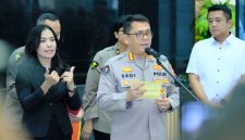 Direktorat Tindak Pidana Siber Bareskrim Polri menggelar doorstop di Lobby Awaloedin Djamin, Gedung Bareskrim Polri, Rabu (20/8/2025) pukul 14.30 WIB. Kegiatan ini membahas hasil pemeriksaan DNA terkait perkara dugaan tindak pidana manipulasi dokumen dan informasi elektronik yang melibatkan pelapor berinisial RK dan saksi LM. (Humas Polri)