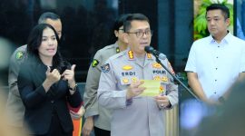 Direktorat Tindak Pidana Siber Bareskrim Polri menggelar doorstop di Lobby Awaloedin Djamin, Gedung Bareskrim Polri, Rabu (20/8/2025) pukul 14.30 WIB. Kegiatan ini membahas hasil pemeriksaan DNA terkait perkara dugaan tindak pidana manipulasi dokumen dan informasi elektronik yang melibatkan pelapor berinisial RK dan saksi LM. (Humas Polri)
