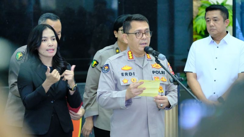 Direktorat Tindak Pidana Siber Bareskrim Polri menggelar doorstop di Lobby Awaloedin Djamin, Gedung Bareskrim Polri, Rabu (20/8/2025) pukul 14.30 WIB. Kegiatan ini membahas hasil pemeriksaan DNA terkait perkara dugaan tindak pidana manipulasi dokumen dan informasi elektronik yang melibatkan pelapor berinisial RK dan saksi LM. (Humas Polri)