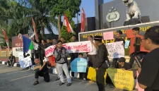 Aksi damai berbagai organisasi jurnalis di Banten menanggapi pemukulan jurnalis saat liputan inspeksi mendadak di Mapolda Banten, Kota Serang, Jumat (22/8/2025). ANTARA