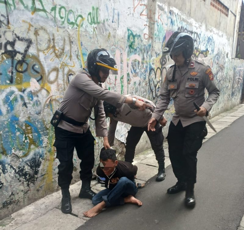 Kapolres Metro Jakarta Pusat Kombes Pol Susatyo Purnomo Condro menyampaikan apresiasi terhadap respon cepat personel di lapangan. “Kehadiran polisi di tengah masyarakat adalah untuk menjamin rasa aman. Setiap laporan warga akan segera kami tindaklanjuti, karena keamanan lingkungan adalah prioritas bersama,” ujarnya (Humas PMJ)