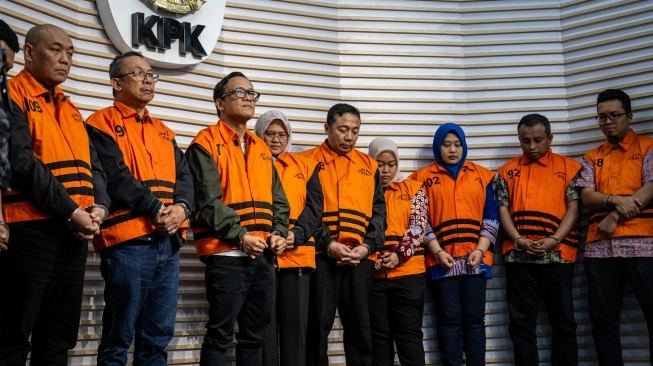 Penampakan sebelas tersangka kasus dugaan pemerasan yang emelibatkan Wamenaker Immanuel Ebenezer (ist)