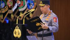 Kapolri Jenderal Pol Listyo Sigit Prabowo melantik dan melakukan serah terima jabatan (sertijab) sejumlah pejabat tinggi Polri, Selasa (19/8/2025). (Humas Polri)