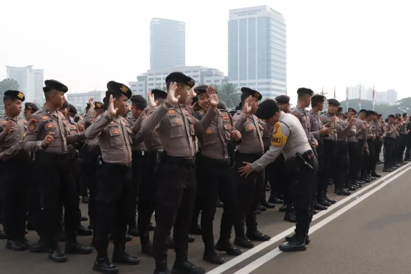 Sebanyak 1.250 personel gabungan dari Polri, TNI dan Pemda DKI dikerahkan untuk mengamankan unjuk rasa yang berlangsung di kawasan Gedung DPR/MPR RI, Senin (25/8) Humas PMJ