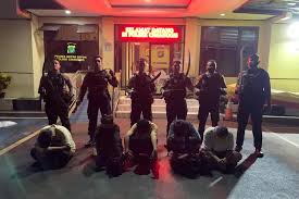 Sebanyak 11 pemuda ditangkap saat hendak tawuran di Jalan Raya Sawangan, Rabu (2/7/2025) (Humas Polres Depok)

