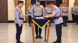 Prosesi pelantikan berlangsung di Ruang Rapat Utama Mabes Polri, Jakarta Selatan, Sabtu (16/8)