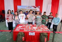 Kapolda Kalteng Irjen Pol Iwan Kurniawan memimpin konferensi pers pengungkapan kasus narkotika di Mapolres Lamandau, Minggu (29/9/2025). Foto: (Ist)